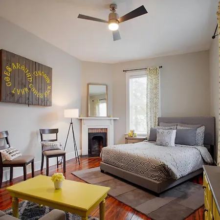 414B Waldburg St - 2 Bedroom Oasis Near Forsyth Park